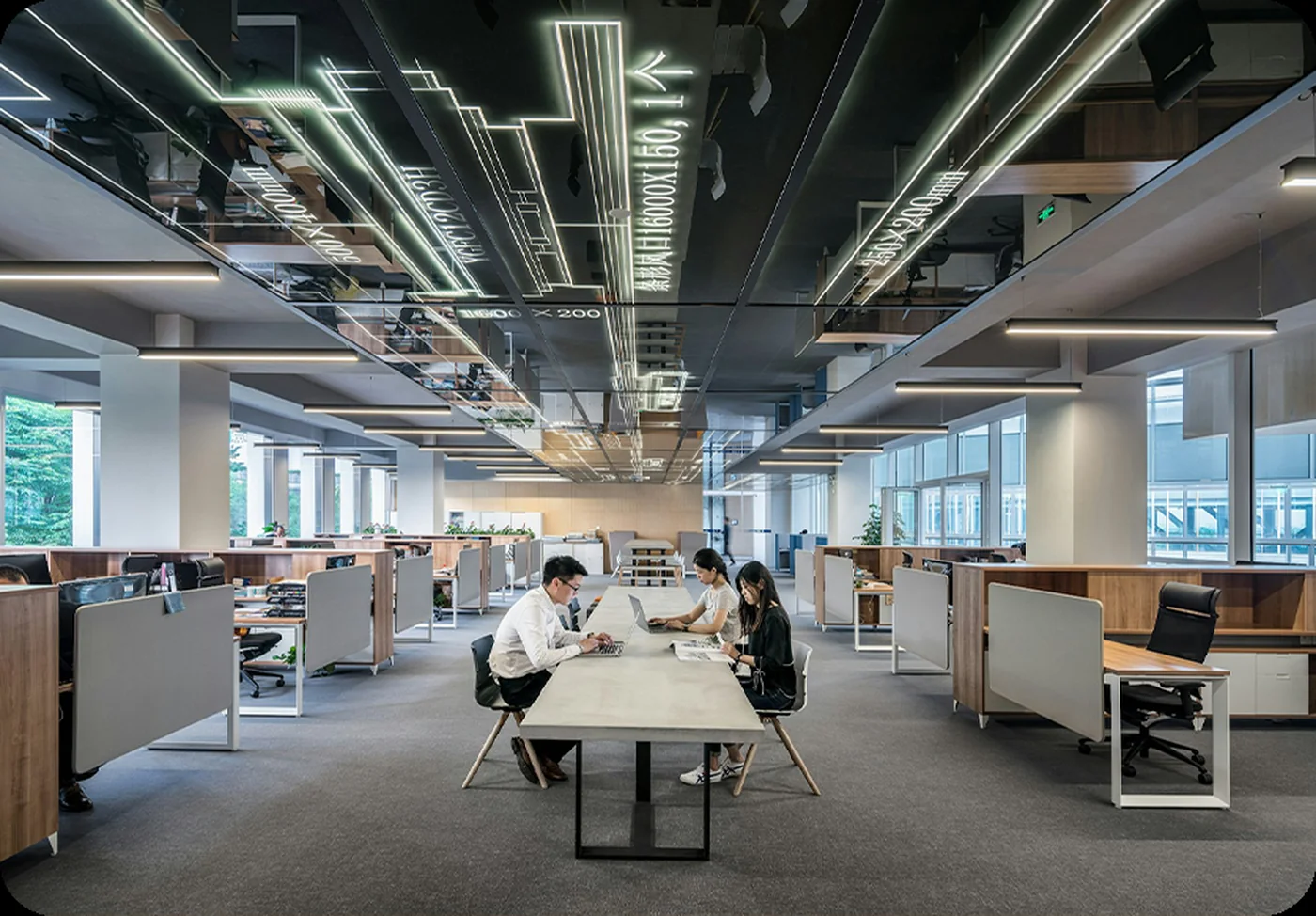 Occupied commercial room with fresh air planning paths